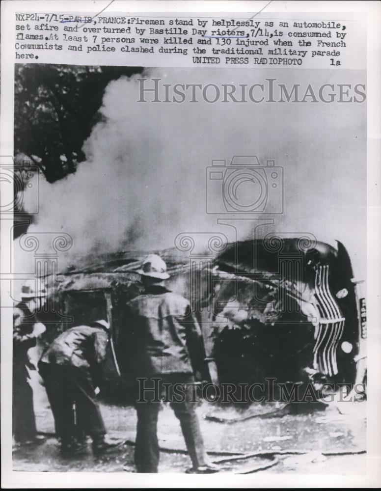 1953 Press Photo Paris Firemen stand by helplessly as an auto set fire and - Historic Images