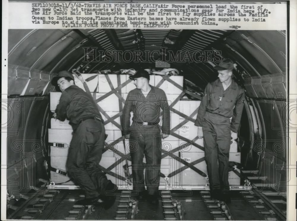 1962 Press Photo Air Force personnel load communication gear to the jet - Historic Images