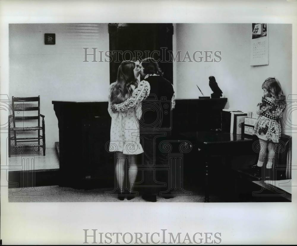 1976 Press Photo Young Girl Watches Mother Marrying at Howard County Courthouse - Historic Images