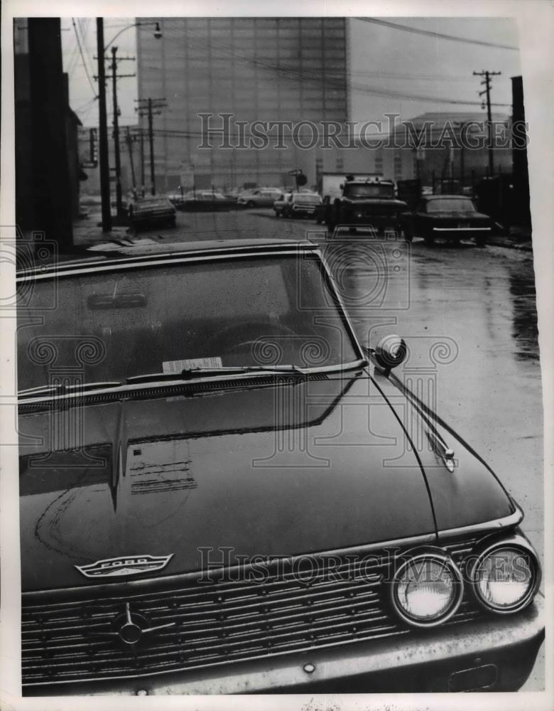 1966 Press Photo Illegal Parker ticketed on Hamilton Ave. - Historic Images