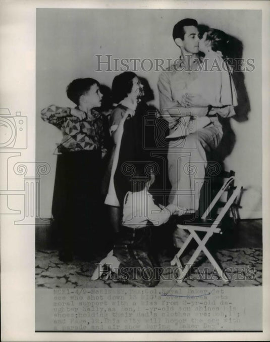 1953 Press Photo McEineey Texas Royal Baker jet ace & his family - Historic Images