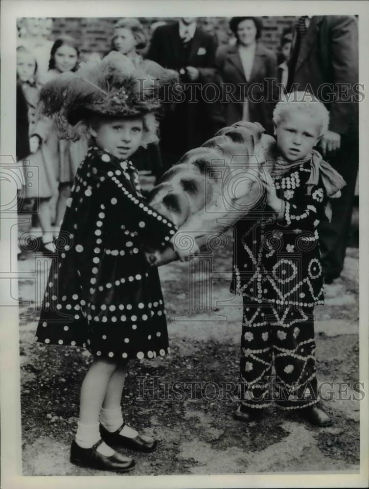 1949 Press Photo Mavis Byatt, Brian Stevens in Constermongers Service, St. Mary - Historic Images