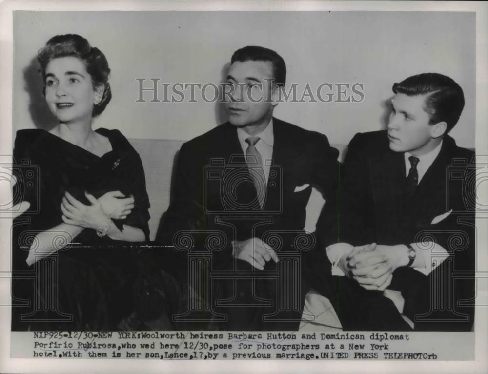 1954 Press Photo Barbara Hutton and Porfirio Rubirosa pose for photographers - Historic Images