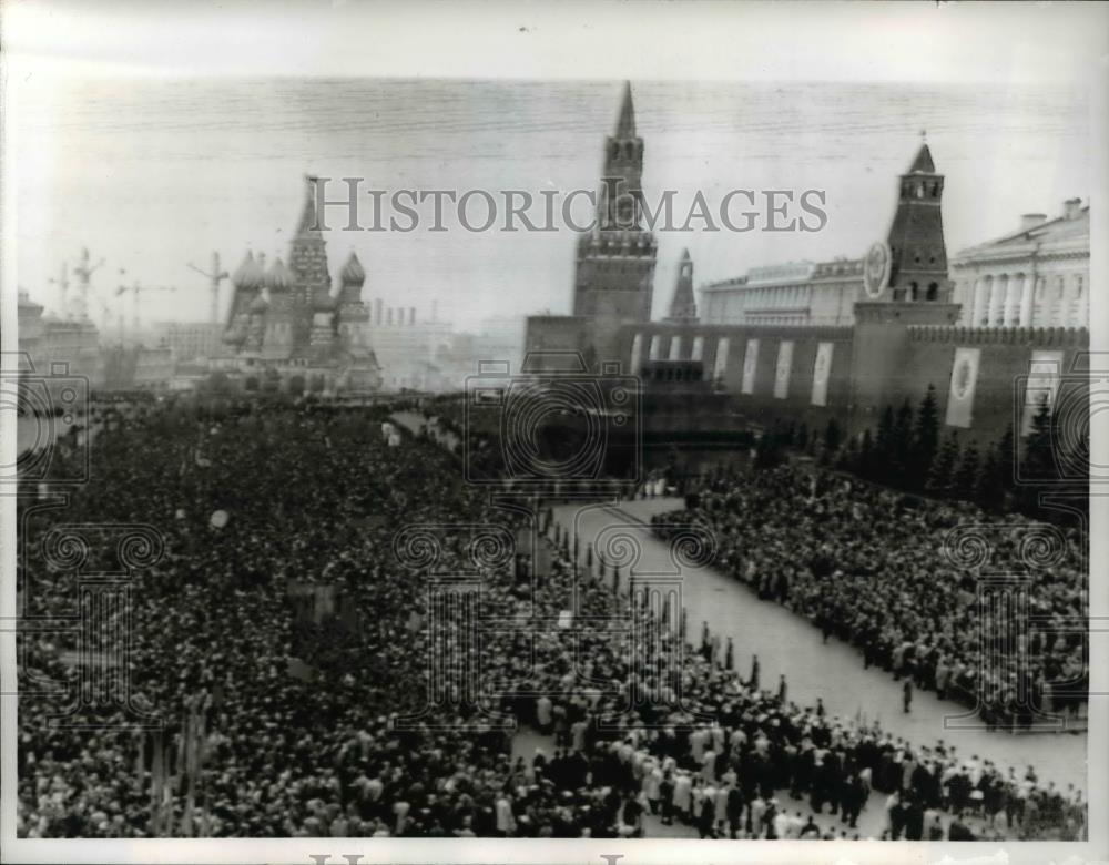 1964 Press Photo Soviet Citizen at Red Square welcome crew of spacecraft Voshkod - Historic Images