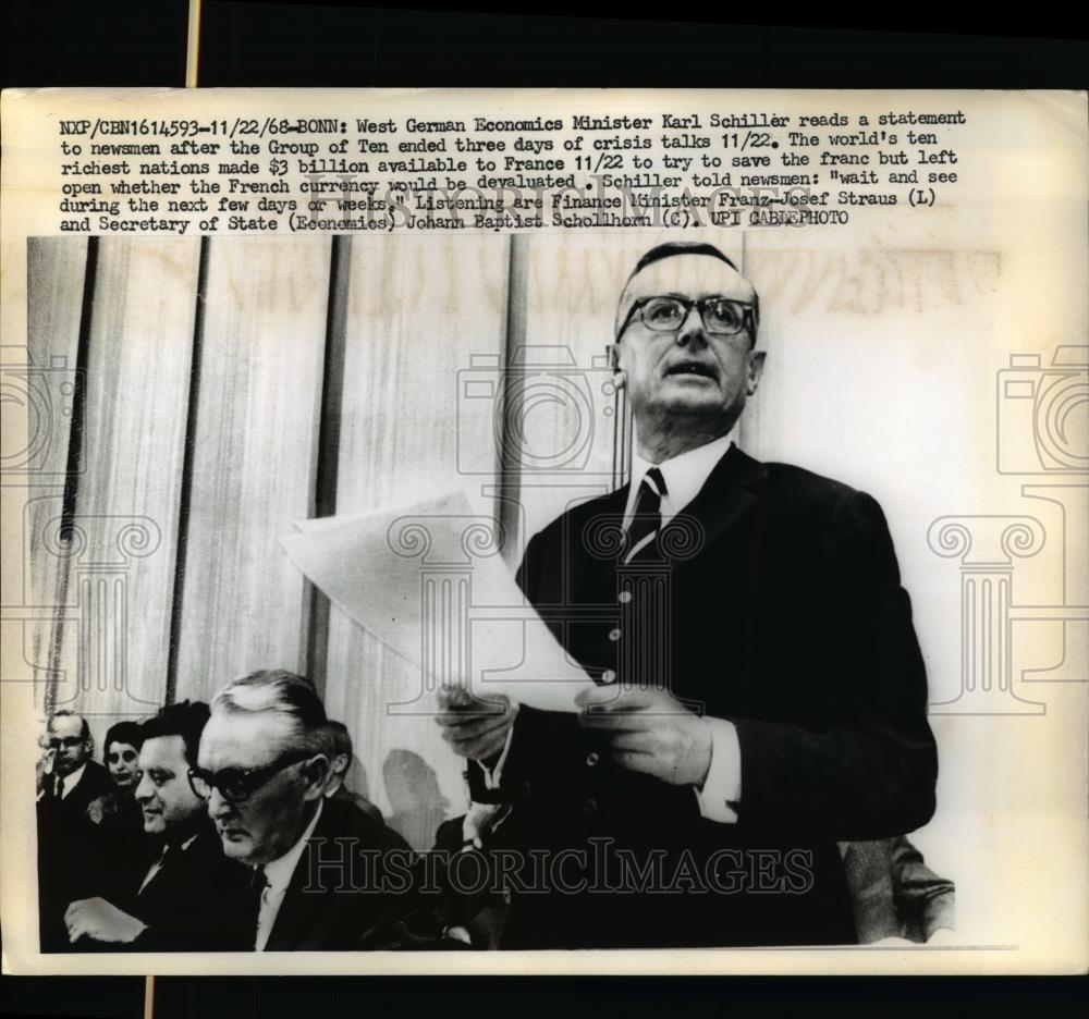 1968 Press Photo West German Economics Minister Karl Scholler reads a statement - Historic Images