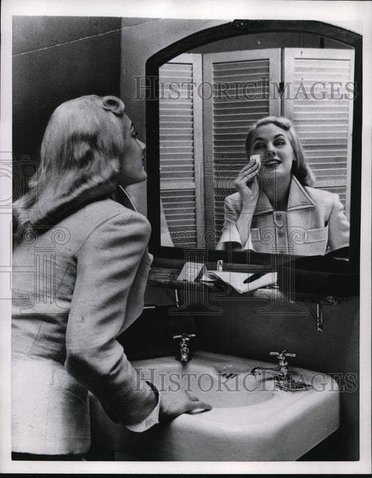 1950 Press Photo Model Skin Care in Bathroom - Historic Images