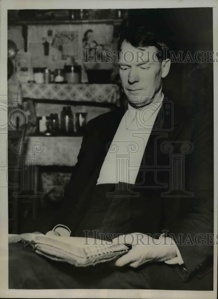 1937 Press Photo Revend Walter Lamb performs wedding for nine-year-old girl - Historic Images