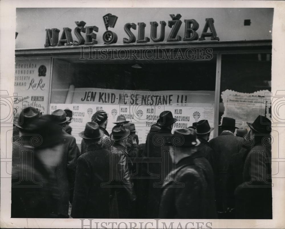 1918 Press Photo Crowded Street Newsstand, Prague, Czech Republic - Historic Images