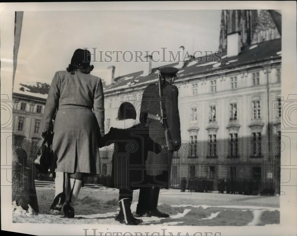 1948 Press Photo Guard with rifle stands outside 14th century Palace of Czech - Historic Images