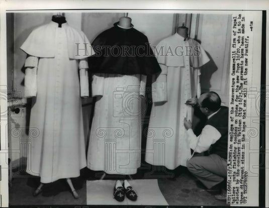 1958 Press Photo Rome Italy, final touches to Pope's robe for Vatican City - Historic Images