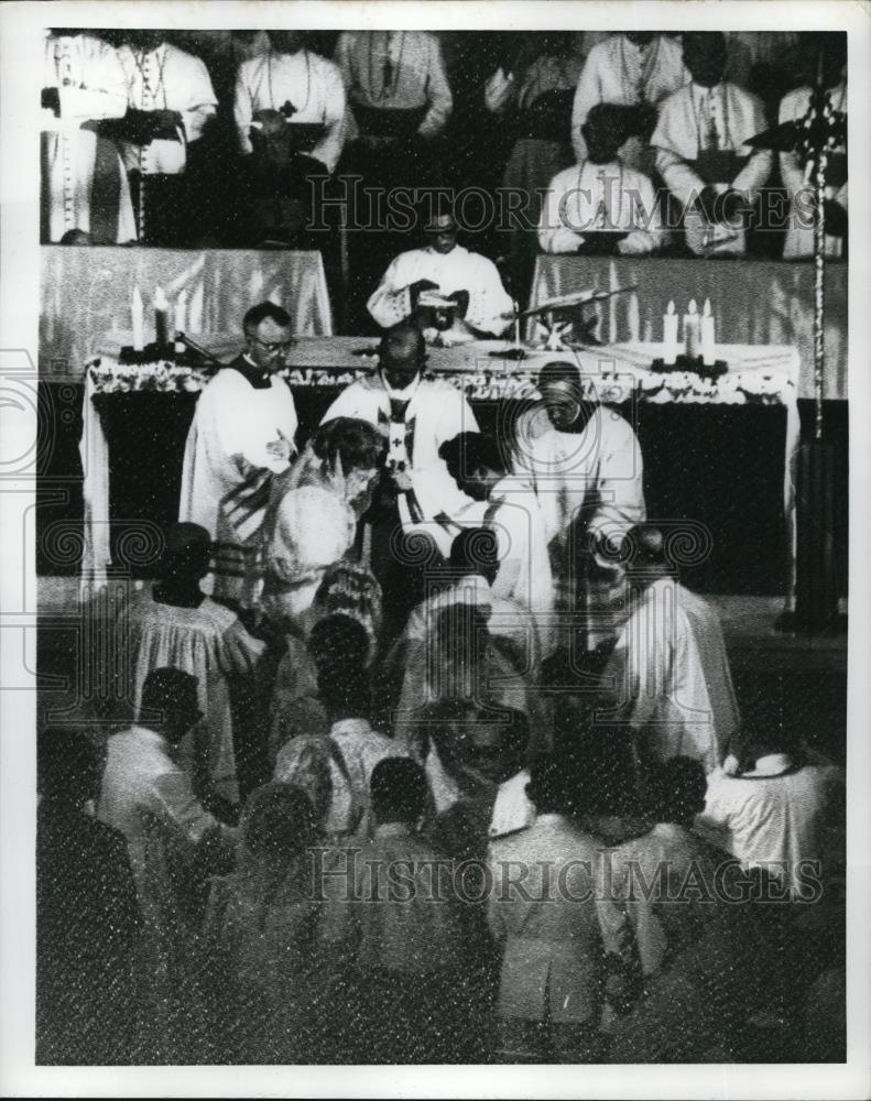 1970 Press Photo Phil. President Ferdinand Marcos kneel in front of Pope Paul VI - Historic Images