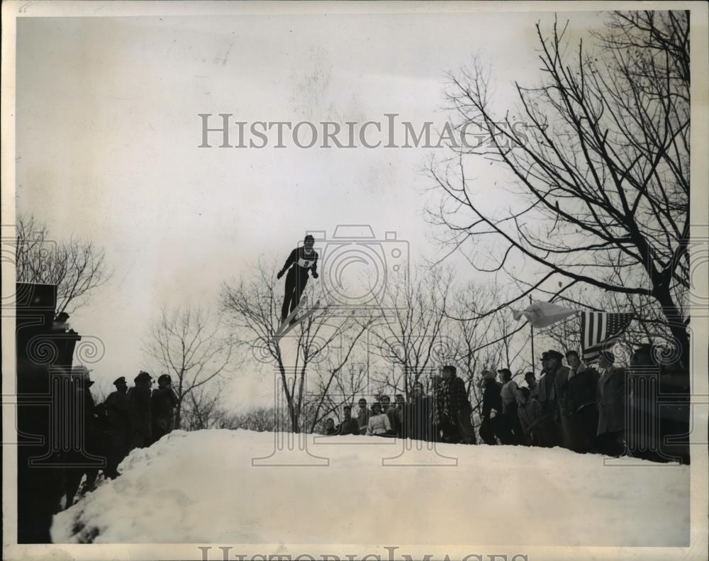 1945 Press Photo Bear Mountain NY Arthur Devlin in ski jump - Historic Images