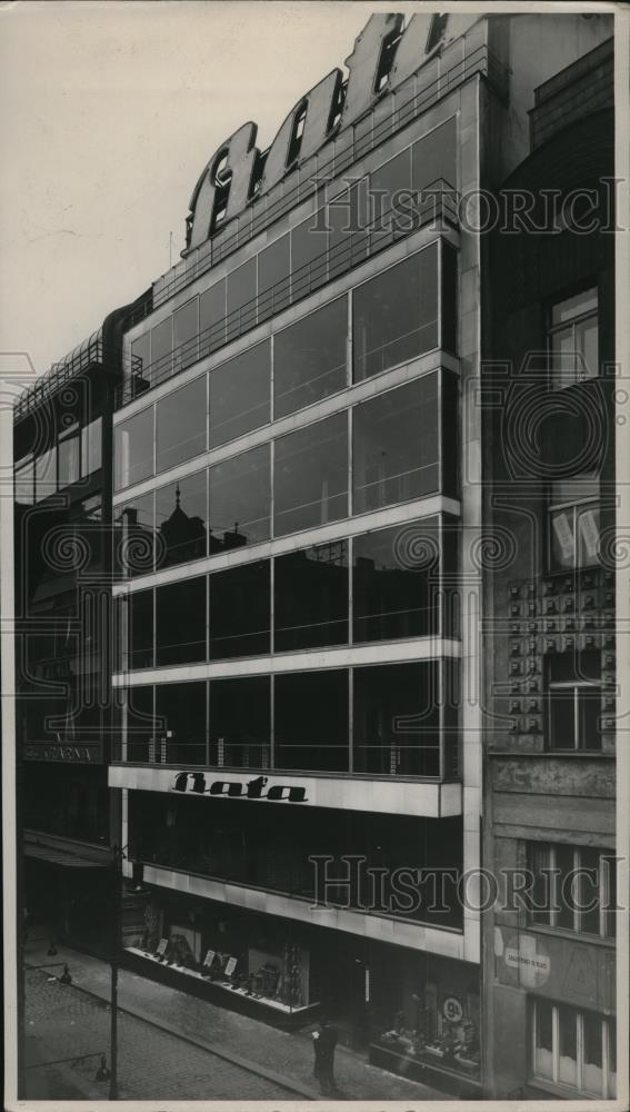 1959 Press Photo Bata Storefront In Prage, Czech Republic - Historic Images