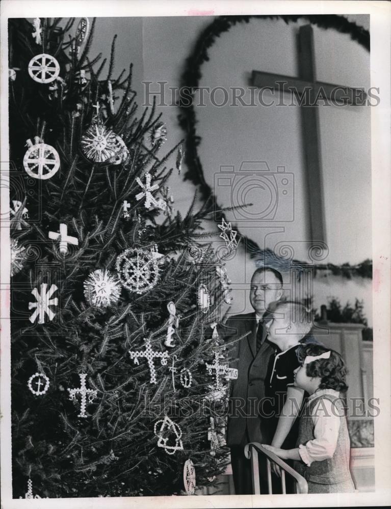 1966 Press Photo Rev Leonard G Stohs, J Kaska, Rbt Tischler &amp; Christmas tree - Historic Images