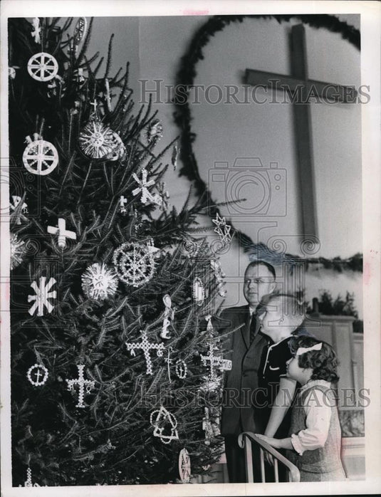 1966 Press Photo Rev Leonard G Stohs, J Kaska, Rbt Tischler & Christmas tree - Historic Images