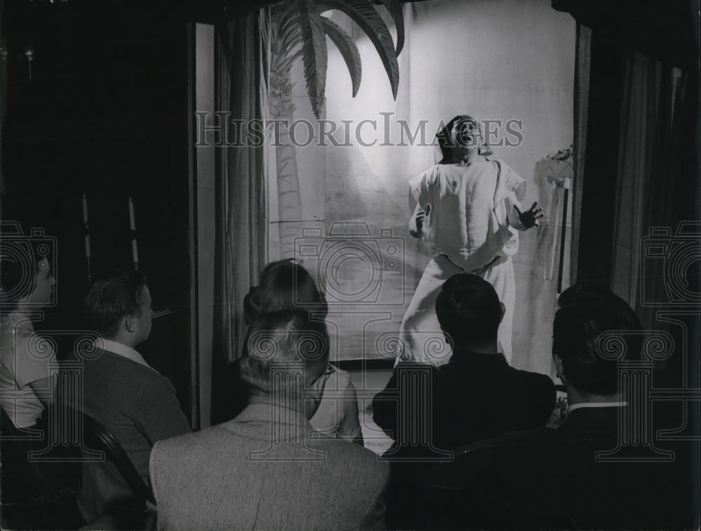 1952 Press Photo Singing In A Playwright - Historic Images