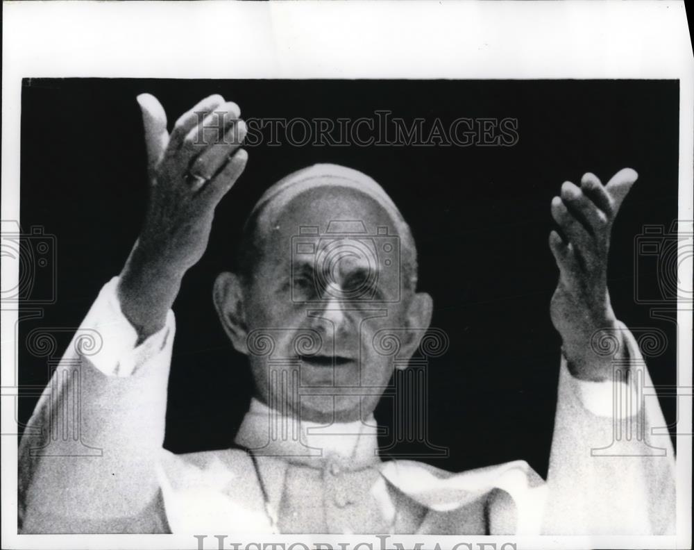 1971 Press Photo Pope Paul VI blesses pilgrims at the window of St.Peter Square - Historic Images