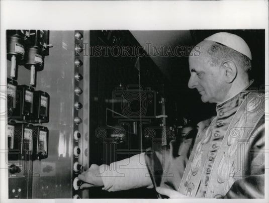 1966 Press Photo Pope Paul VI test new transmitter at the Vatican Radio - Historic Images