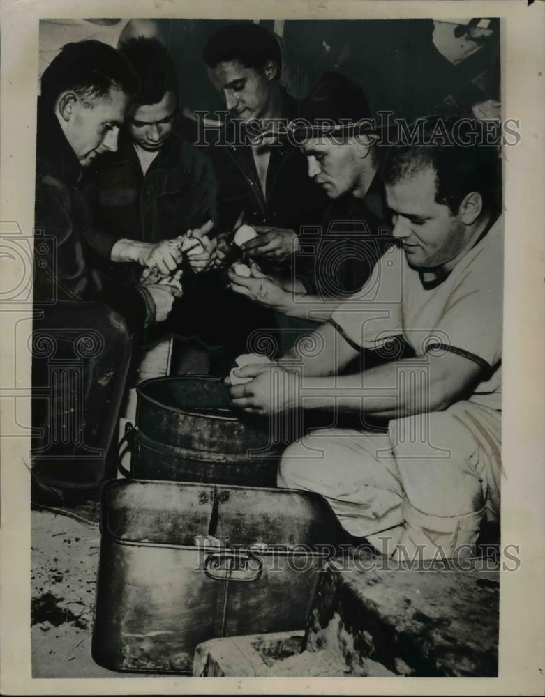 1940 Press Photo Privates on Cooking - Historic Images