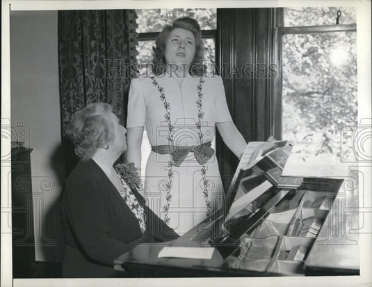 1941 Press Photo Mary Van Kuh Miss Nevada & voice coach Van der Veer - Historic Images