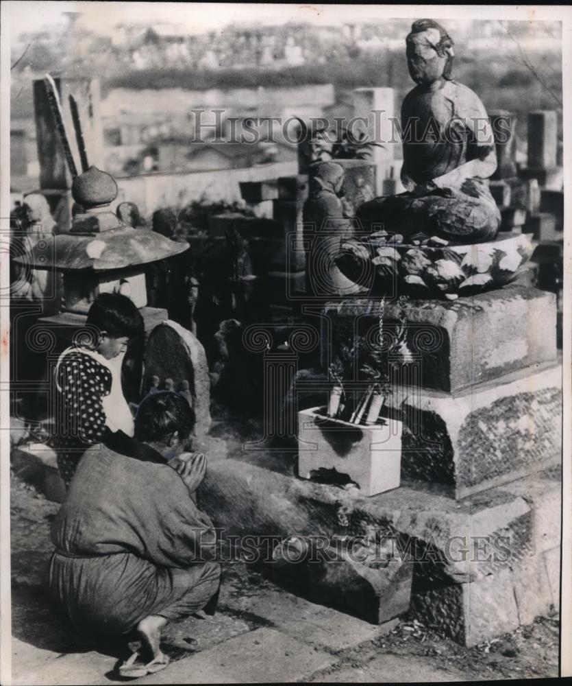 1948 Press Photo At the Tokyo Cemetery - Historic Images