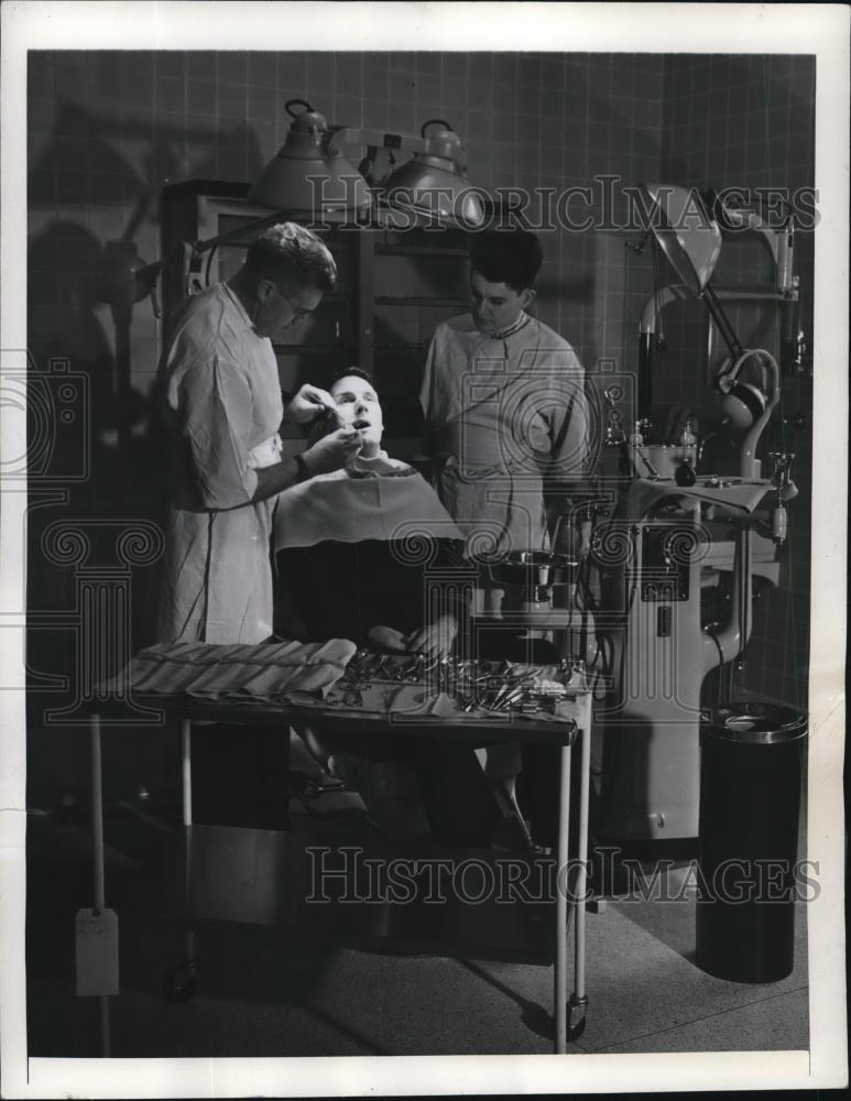 1942 Press Photo Lt. Commander R.W. Taylor, Charles Tracy, H.T. Combs - Historic Images