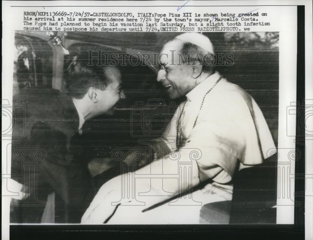 1957 Press Photo Pope Pius XII greeted by town;s mayor Marcello Costa - Historic Images