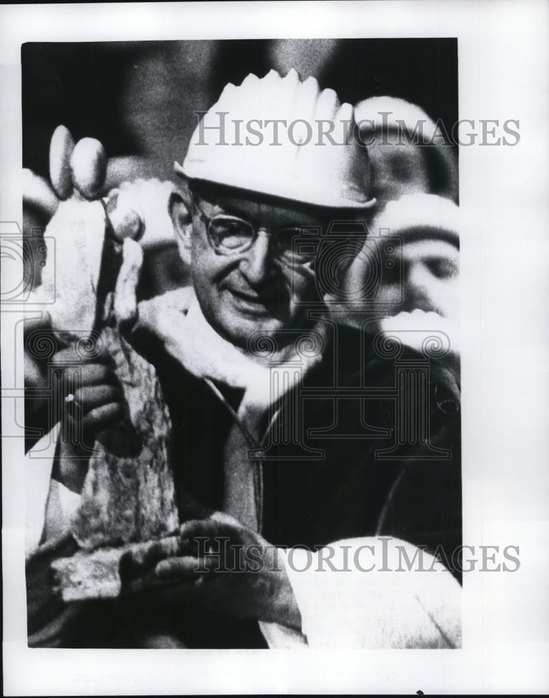 1972 Press Photo Pope Paul VI showing a statuette received from miners - Historic Images