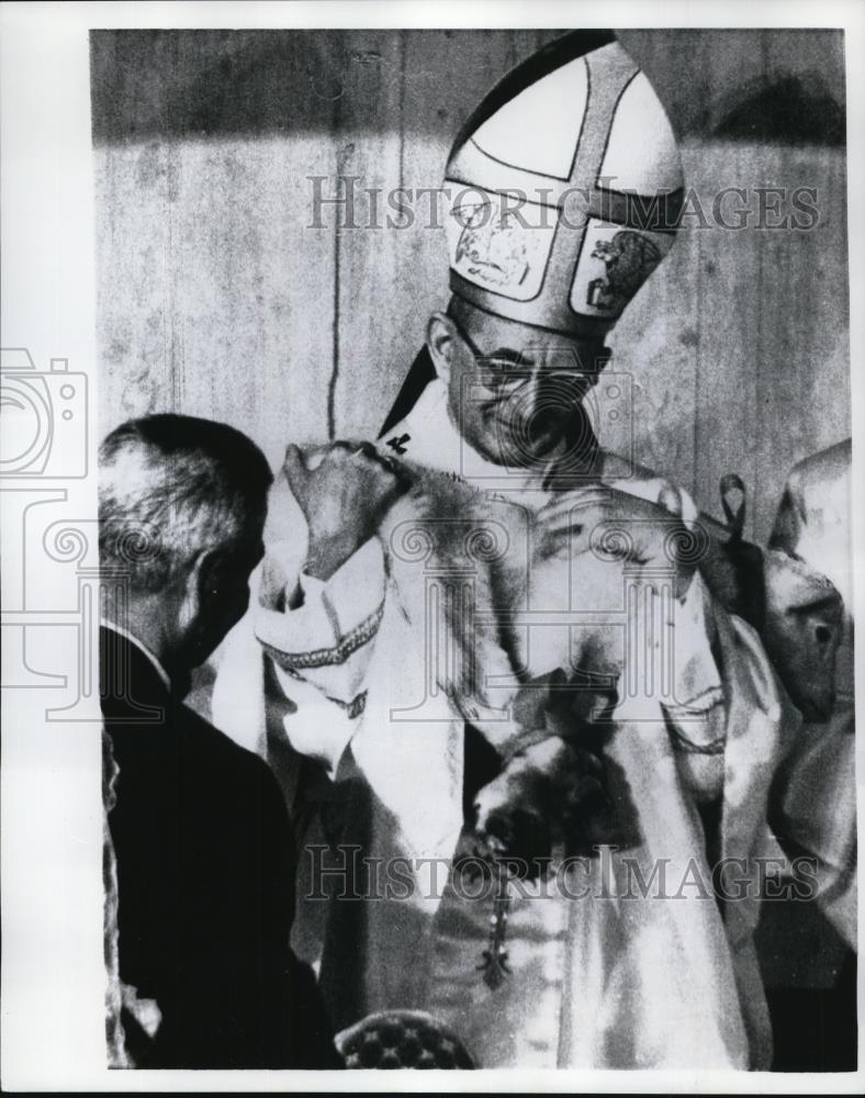 1971 Press Photo Pope Paul holding a lamb presented by the man on his left - Historic Images