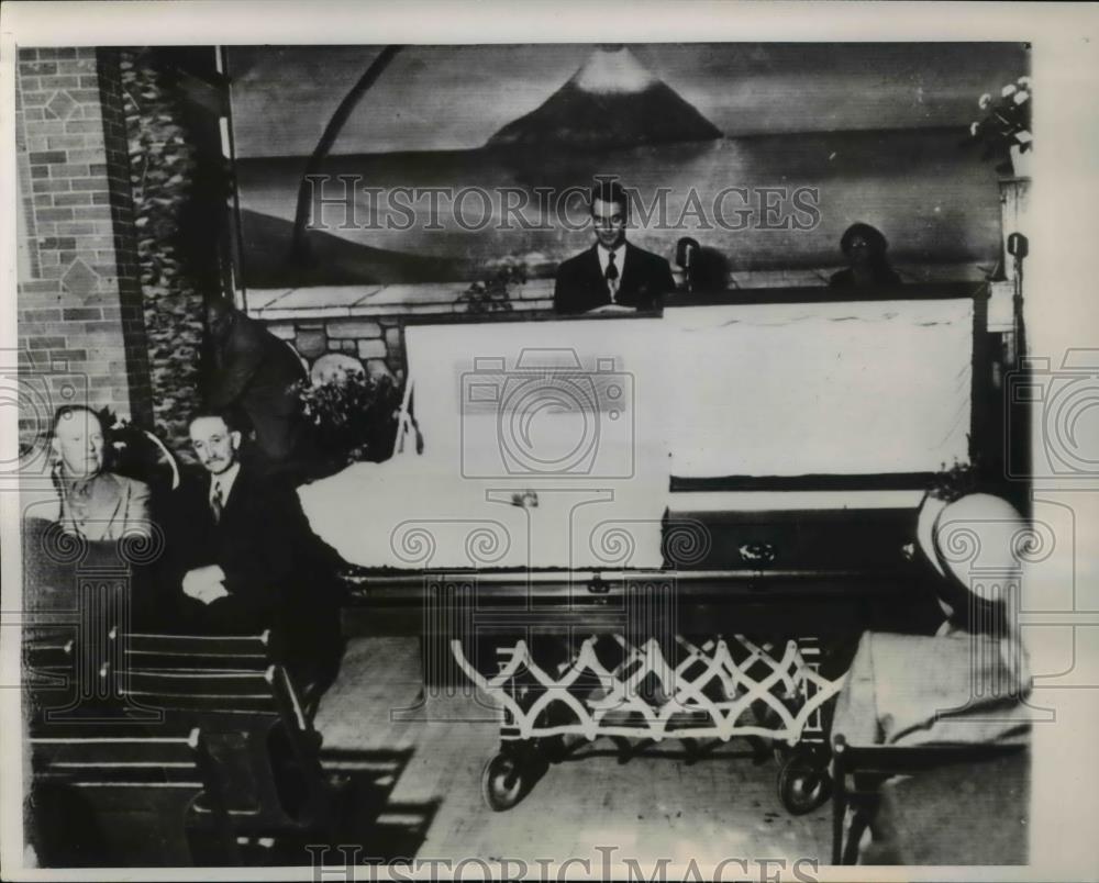 1951 Press Photo James Gernhardt sits beside his casket with Carl Duell - Historic Images