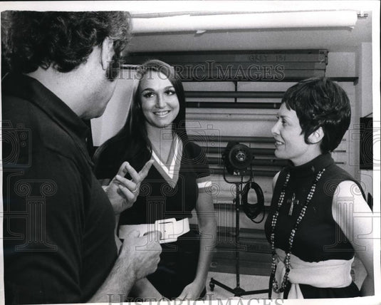 1970 Press Photo Playboy photographer Pompeo Posar with Pam Lindberg & Dee Dante - Historic Images
