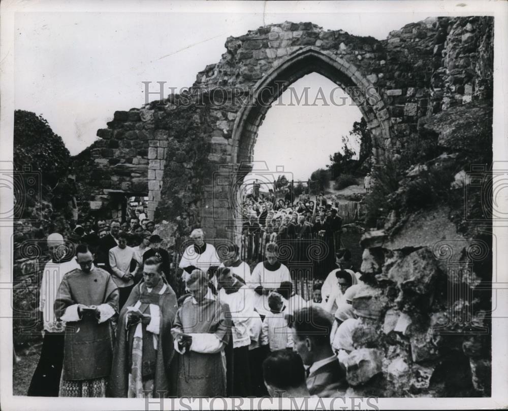 1949 Press Photo Hastings England Catholic priests at ancient Norman castle - Historic Images