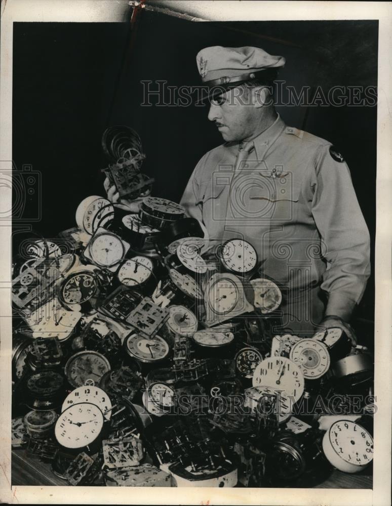 1943 Press Photo Col. John P. Kenny Inspects 250 Timepieces - Historic Images