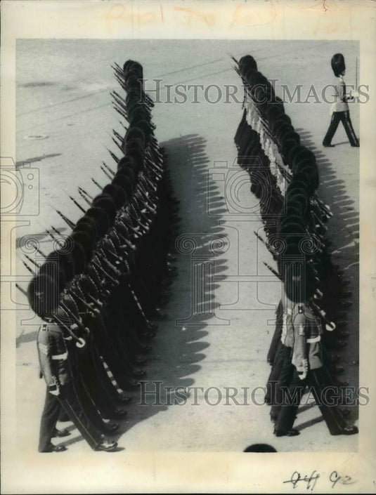 1955 Press Photo Famed Cold Stream Guards on Shame Situations - Historic Images
