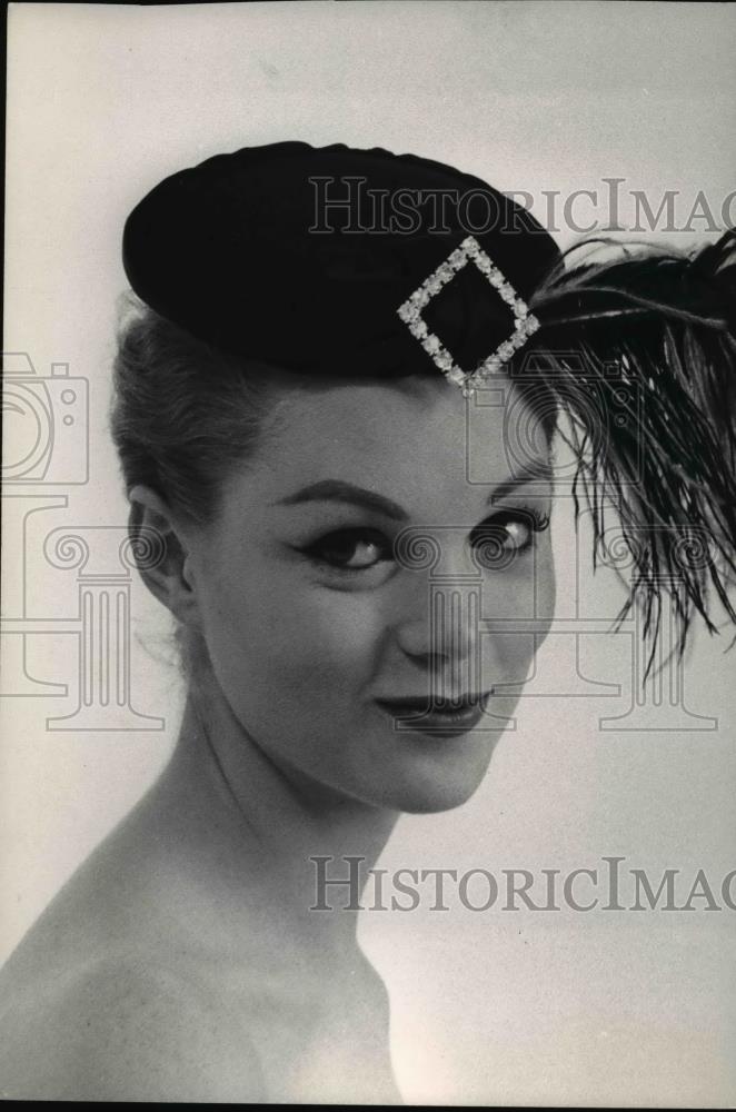 1959 Press Photo Kathi Patterson of Phoenix Arizona as a model in Paris. - Historic Images