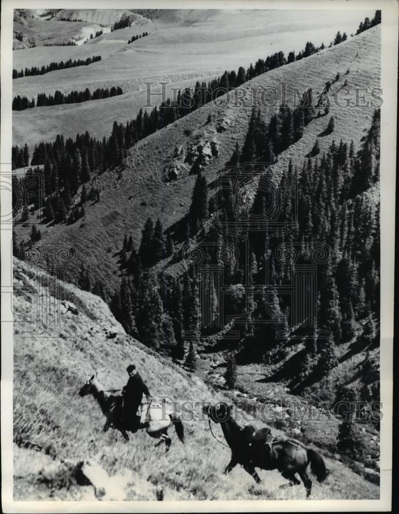 1970 Press Photo Man rides his horse in Kum Del mountain - Historic Images