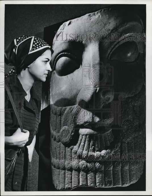 1970 Press Photo Elisea Scott Studies Stone Carving At New York Hallmark Gallery - Historic Images