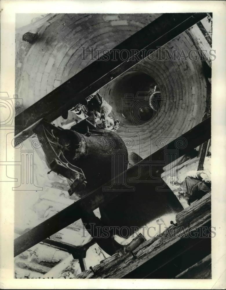 1941 Press Photo Checking of Bells - Historic Images