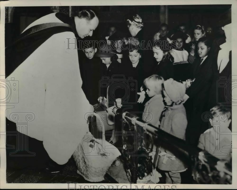 1947 Press Photo Rev. Hillis Duggins gives gifts Taylor&#39;s Orphanage kids - Historic Images