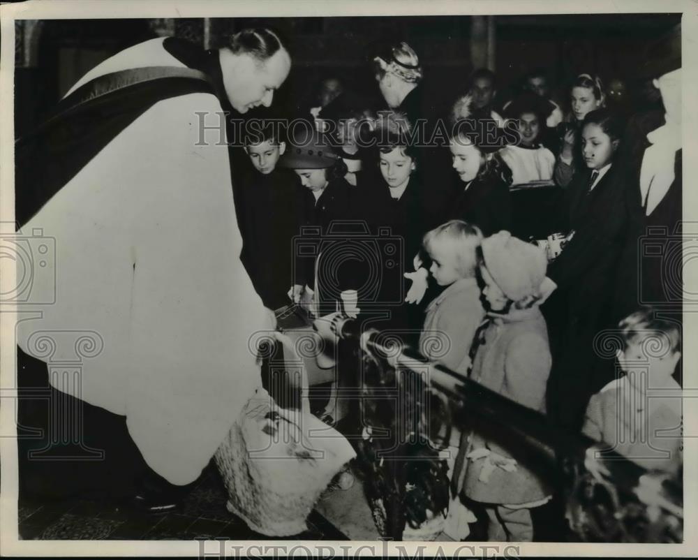 1947 Press Photo Rev. Hillis Duggins gives gifts Taylor's Orphanage kids - Historic Images