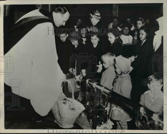 1947 Press Photo Rev. Hillis Duggins gives gifts Taylor's Orphanage kids - Historic Images