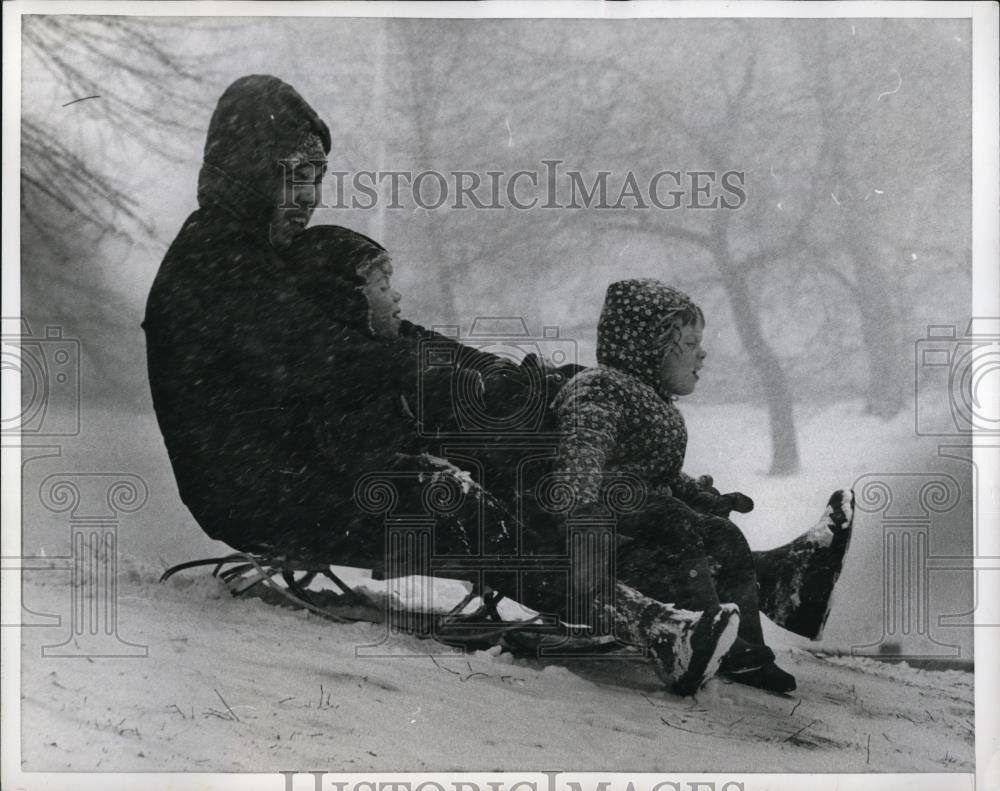 1966 Press Photo John Doyle &amp; his children, John Jr. and Nancy (R) - Historic Images