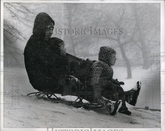 1966 Press Photo John Doyle & his children, John Jr. and Nancy (R) - Historic Images