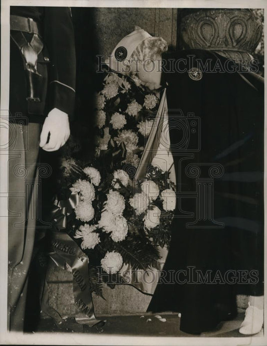 1939 Press Photo Mrs. Matilda Burling brings flowers to the memorial - Historic Images