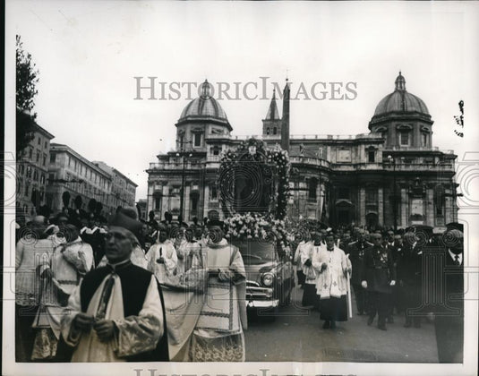 1954 Press Photo The Madonna and child painting at the procession - Historic Images