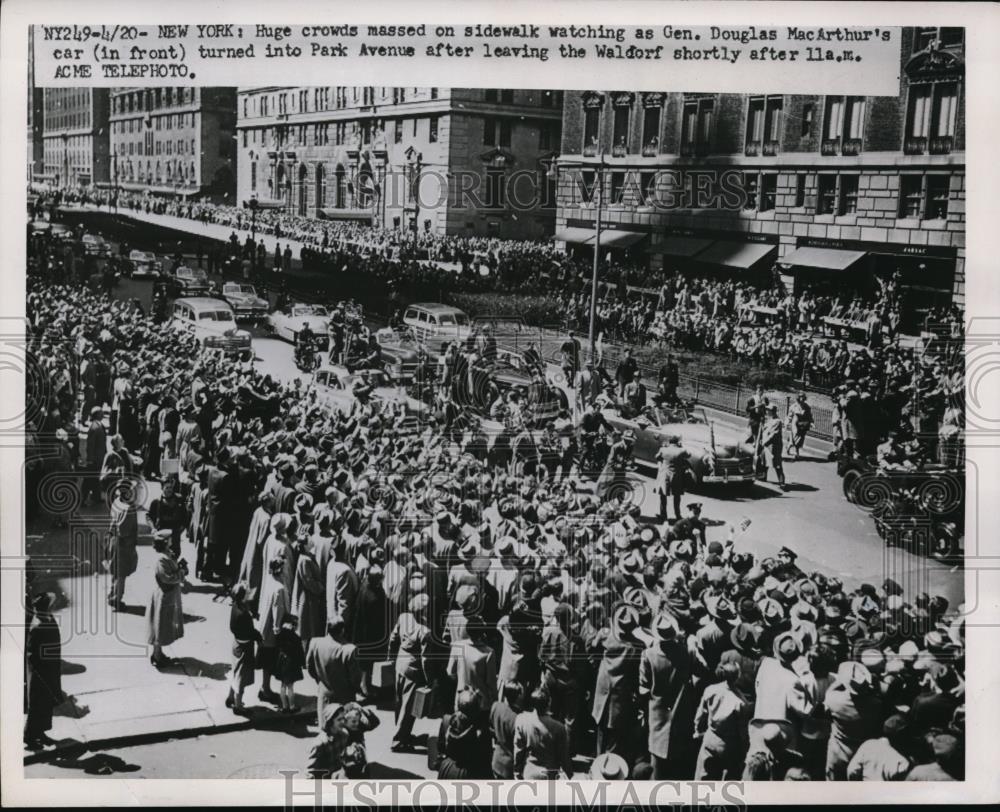 1934 Press Photo NYC Crowds watch Gen Douglas MacArthur in parade - Historic Images