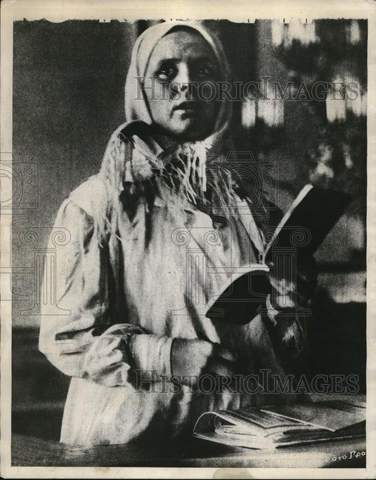 1930 Press Photo Russian pesant woman at her home - Historic Images