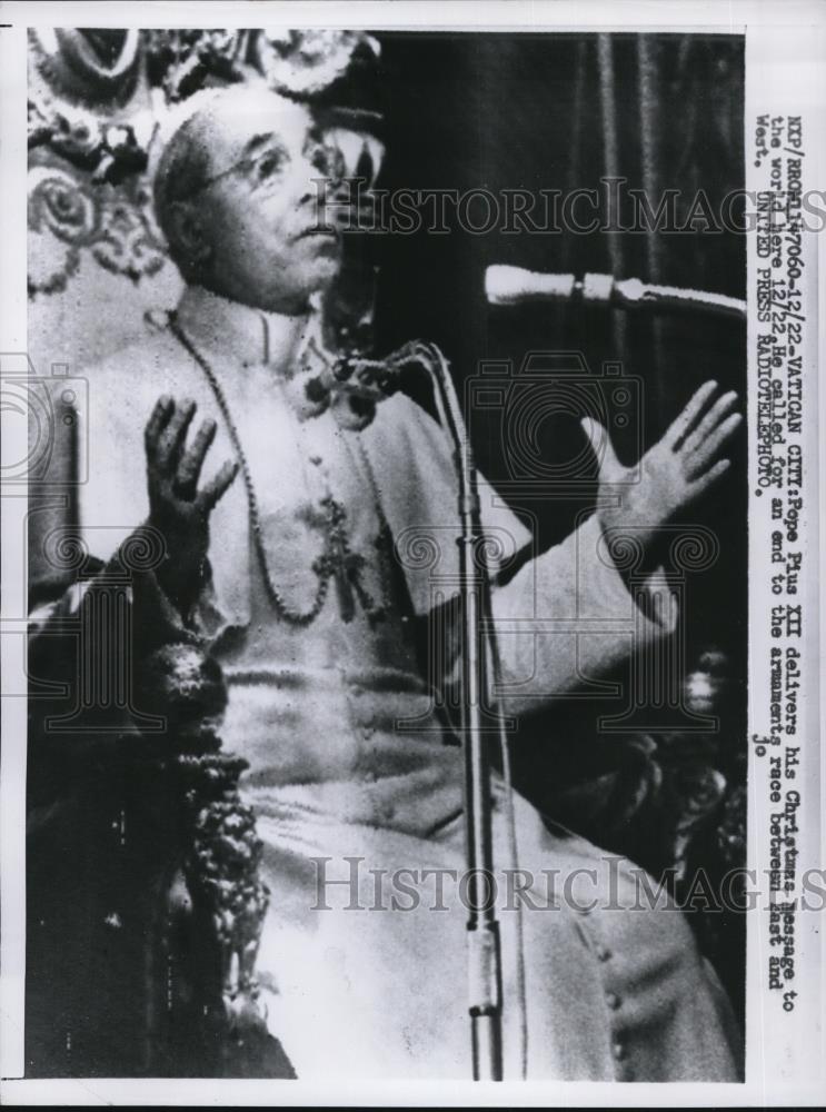 1957 Press Photo Vatican City Pope Pius XII delivers his Christmas message to - Historic Images