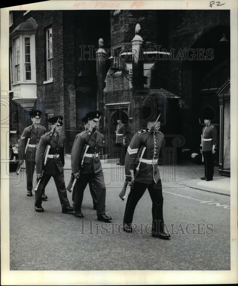 1964 Press Photo Famous Ceremony of &quot;Changing of the Guard&quot; - Historic Images