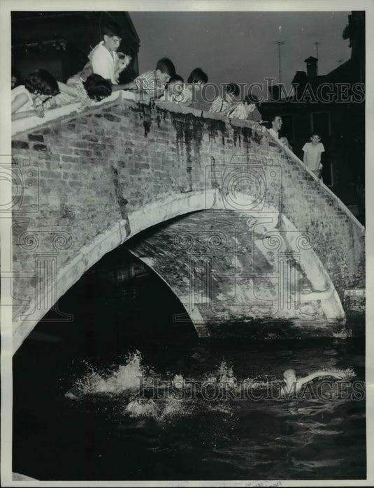 1961 Press Photo Venetian Kids Don't Have To Worry About Playing In The Heat - Historic Images